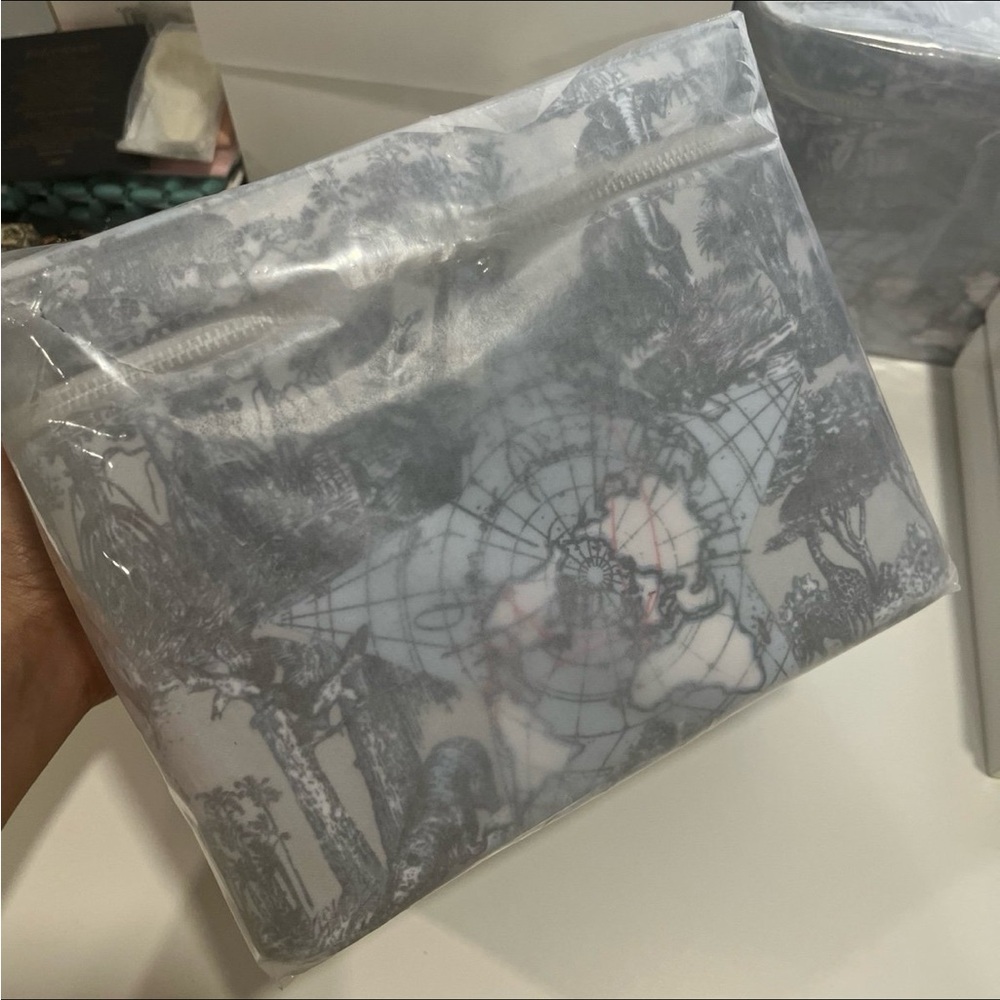 🎉HP🎉 Dior Beauty Around The World Vanity Cosmetic Bag Blue Toile Print Bag - Picture 8 of 12